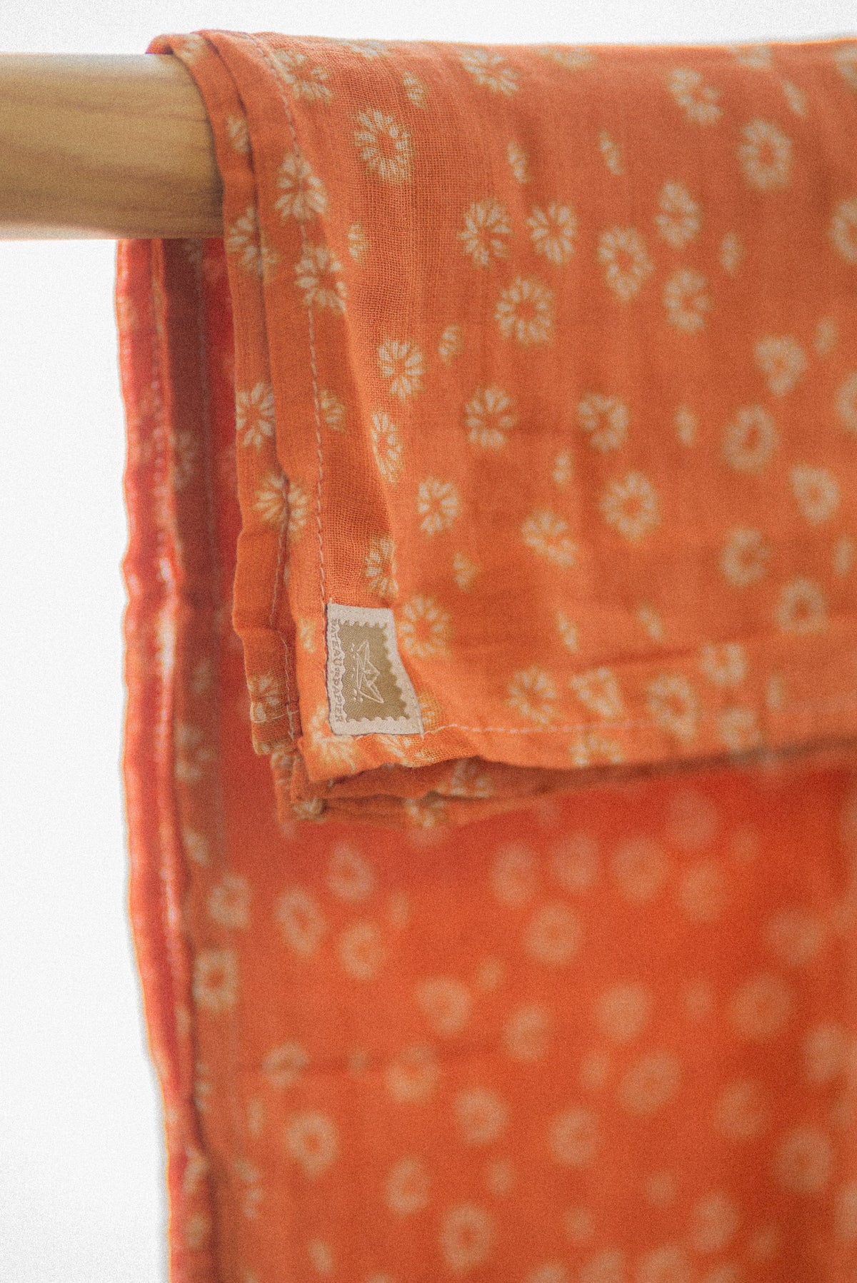 Lange en mousseline – Motif petites fleurs terracotta