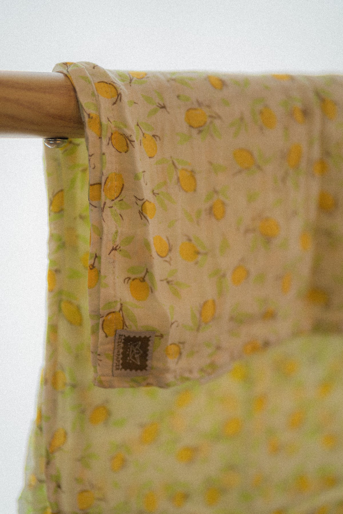 Lange en mousseline – Motif citrons et feuillage sur fond crème