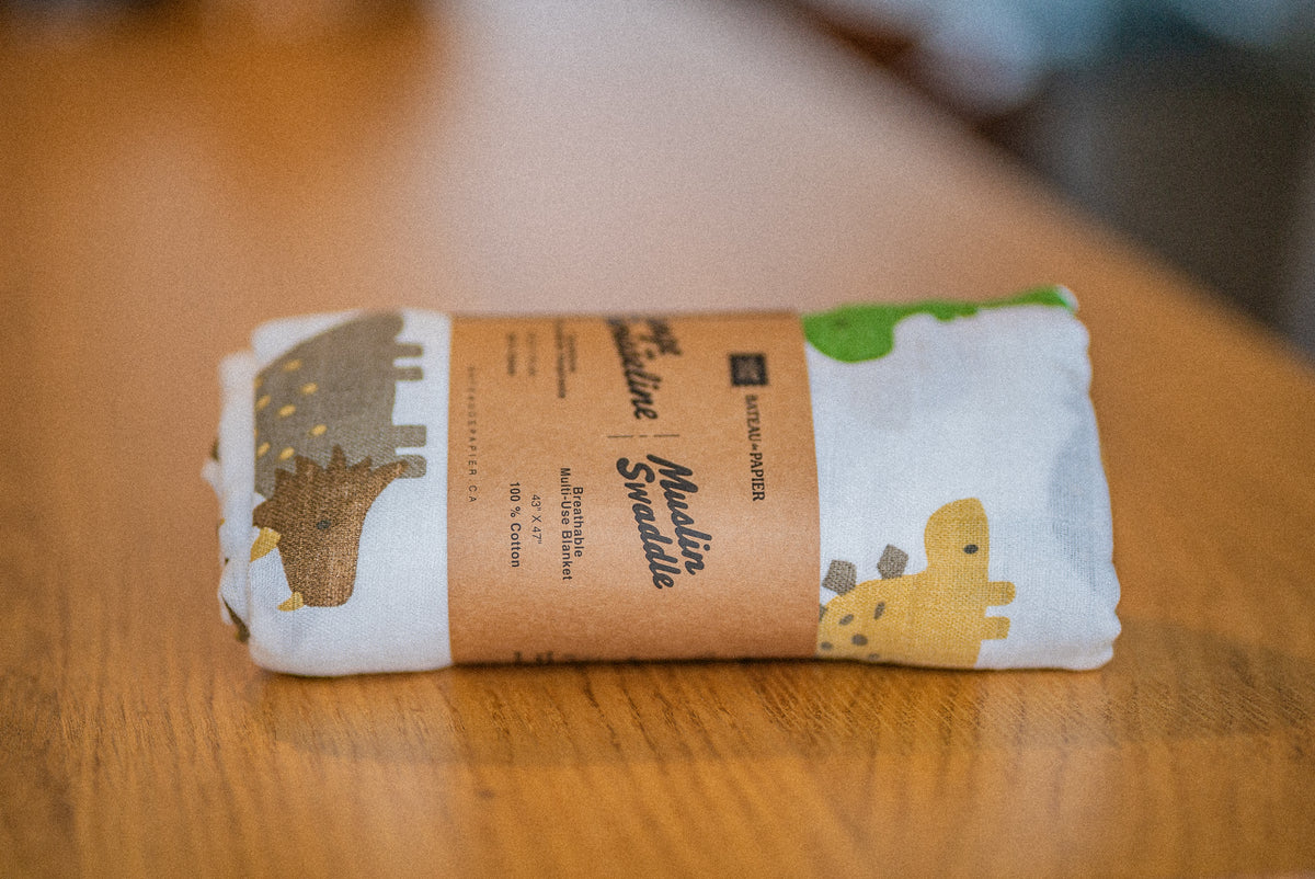 Lange en mousseline – Motif dinosaures sur fond crème