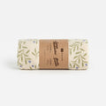 Lange en mousseline – Motif branches, feuilles et baies bleues sur fond moutarde