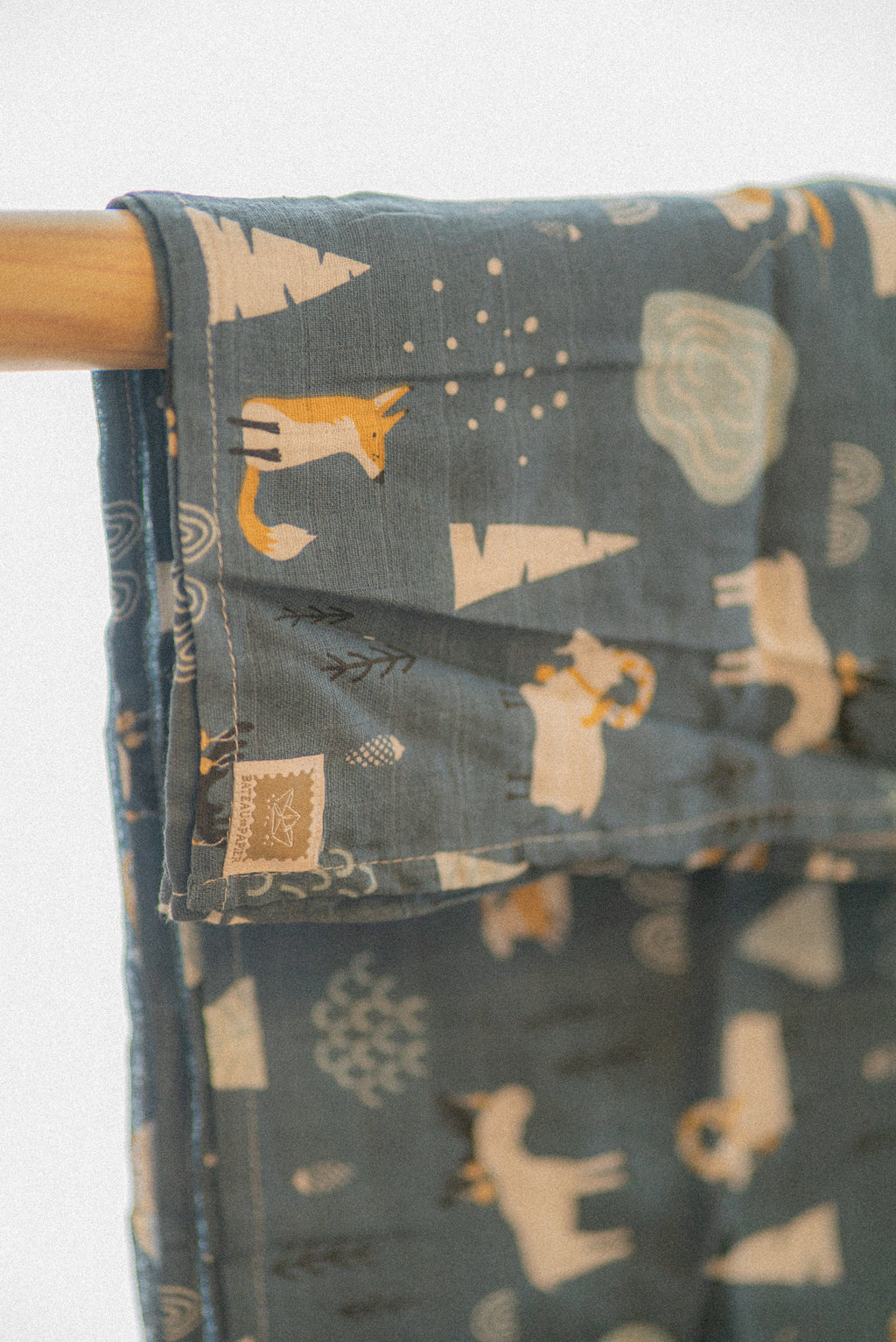 Lange en mousseline – Motif forêt enchantée et animaux sur fond bleu ardoise
