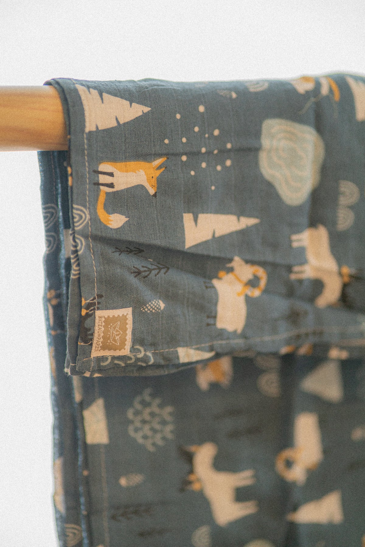 Lange en mousseline – Motif forêt enchantée et animaux sur fond bleu ardoise