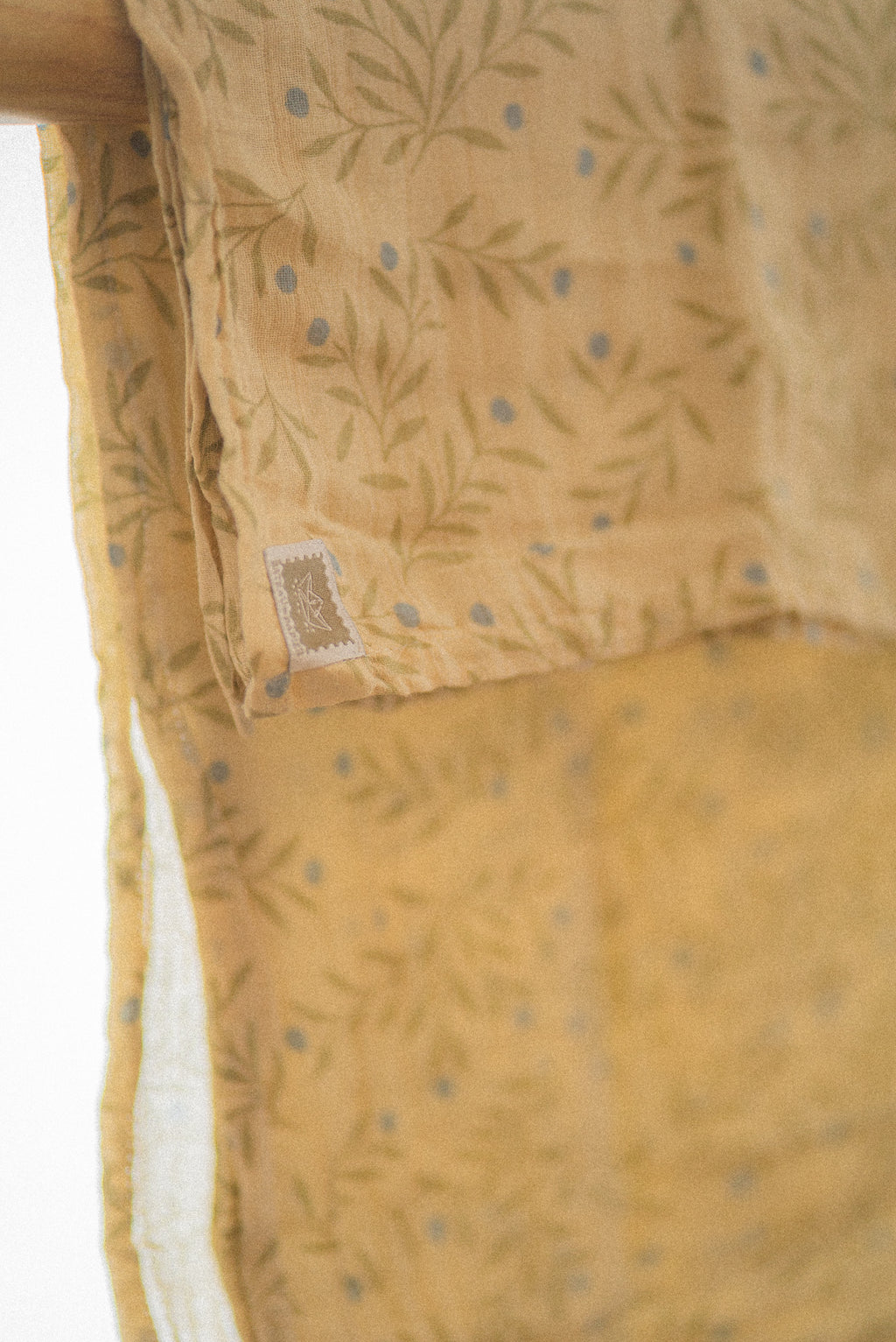 Lange en mousseline – Motif branches, feuilles et baies bleues sur fond moutarde