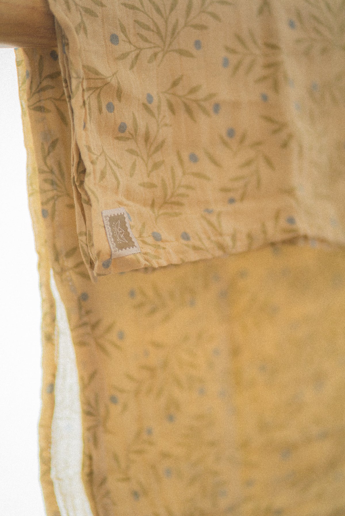 Lange en mousseline – Motif branches, feuilles et baies bleues sur fond moutarde
