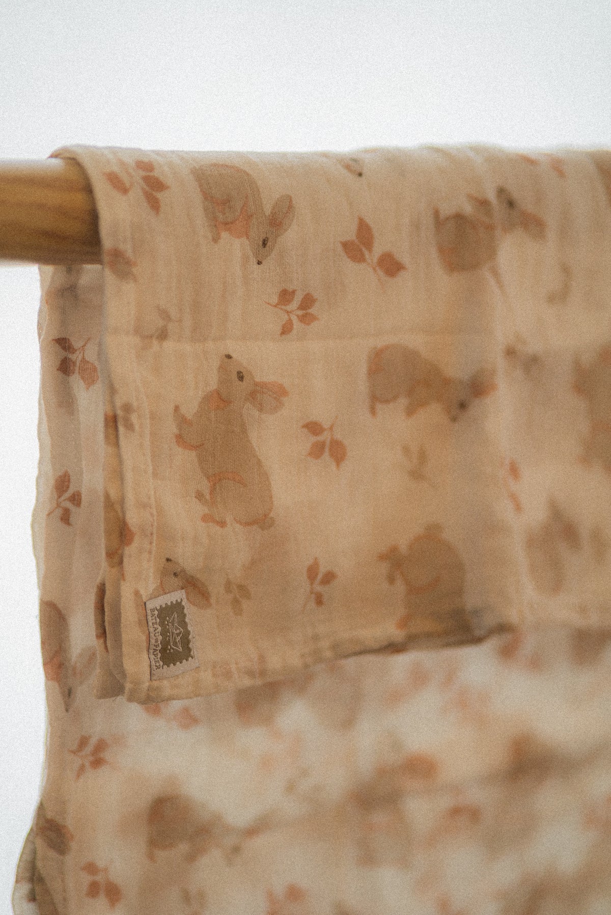 Lange en mousseline – Motif lapins et feuillage doux