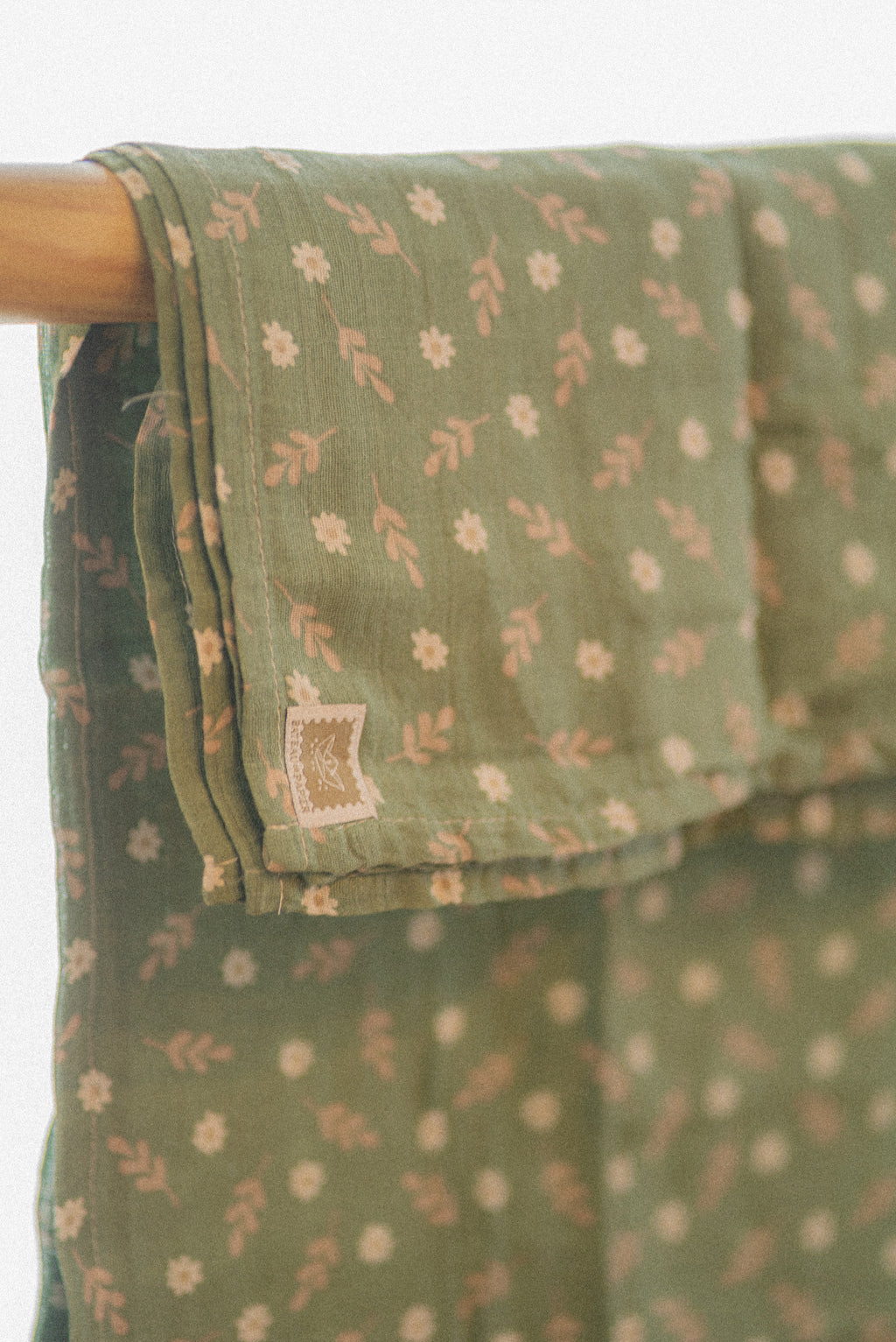 Lange en mousseline – Motif petites fleurs et feuillage vert sauge