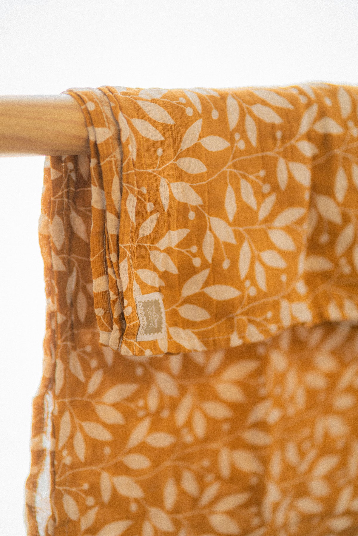 Lange en mousseline – Motif feuillage moutarde et blanc